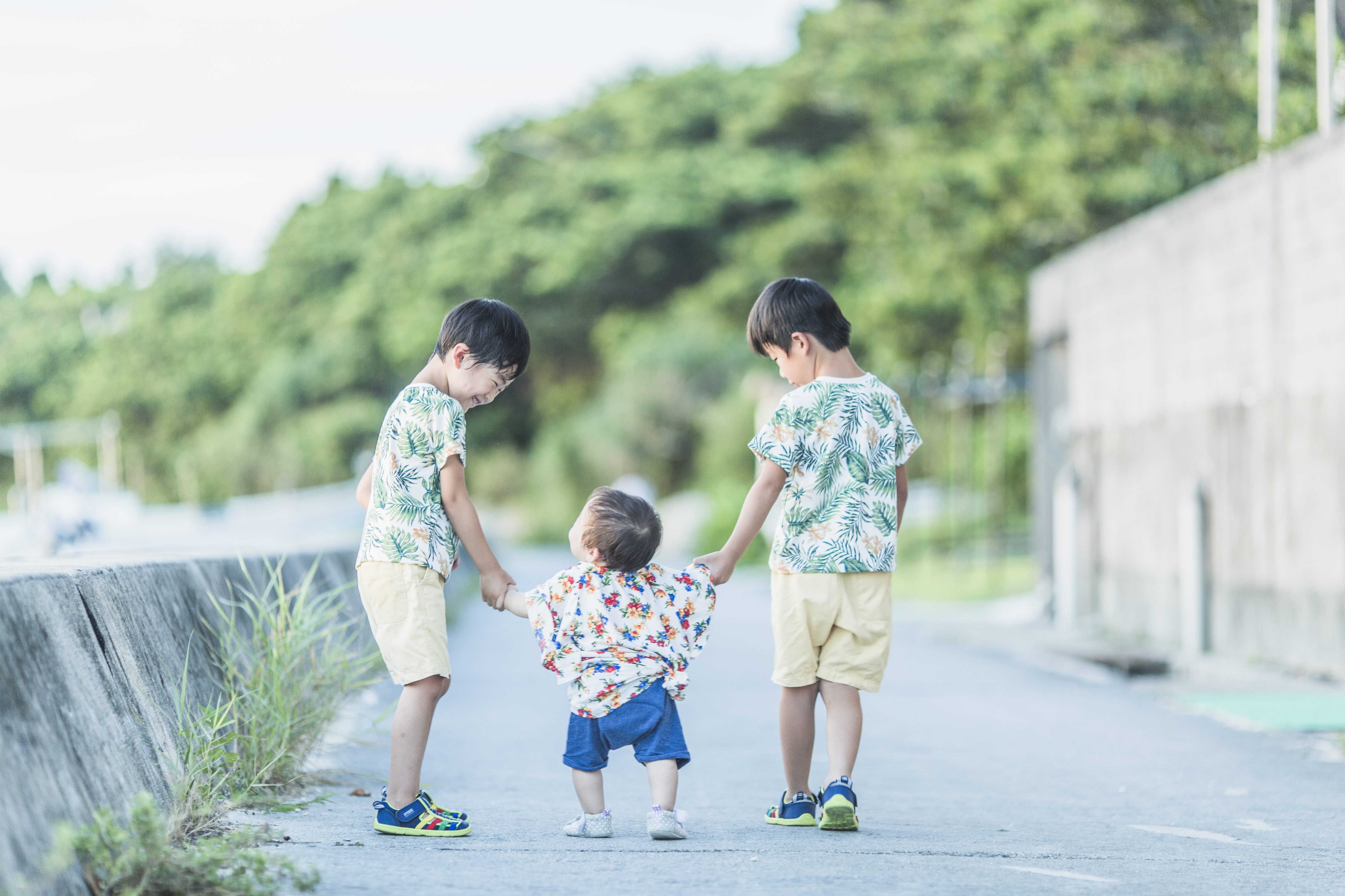 海辺で手をつなぐ子どもたち
