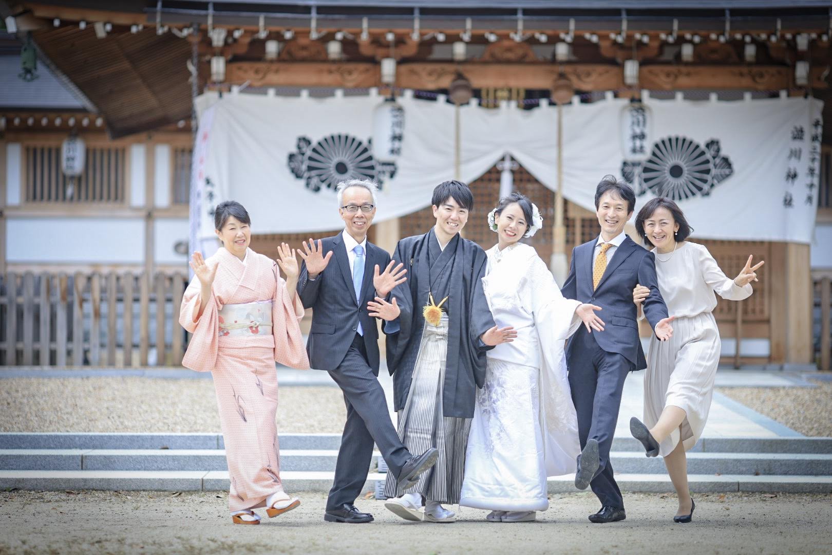 神社での七五三・お宮参りの家族写真