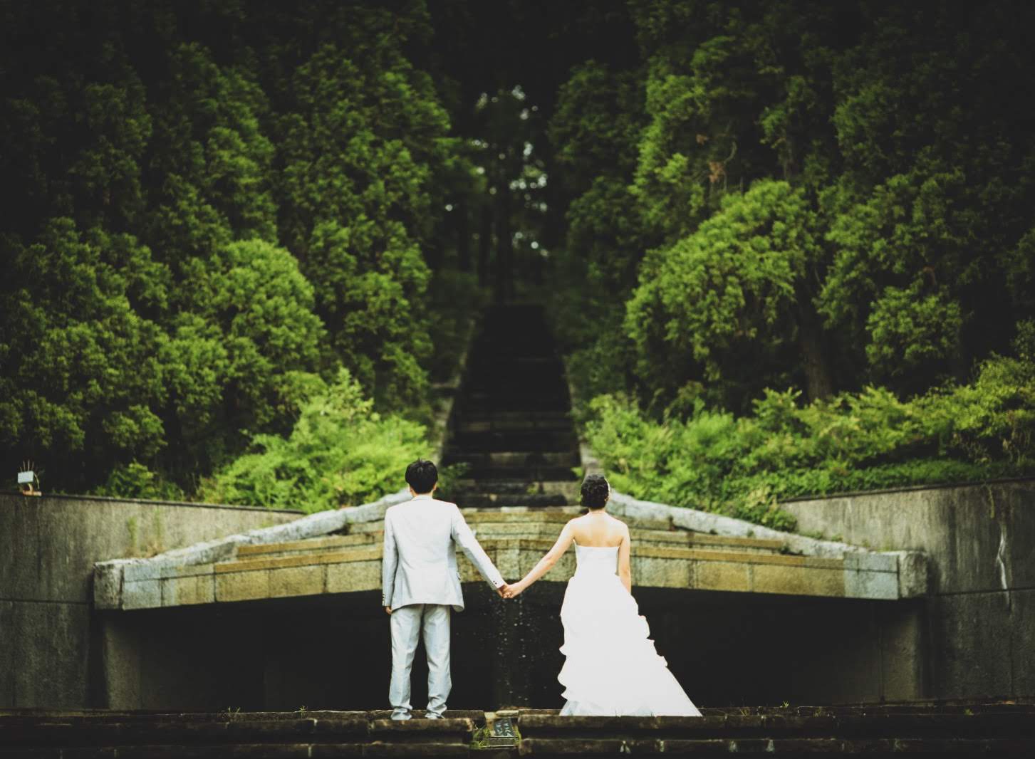 並木道を歩く新郎新婦の後ろ姿