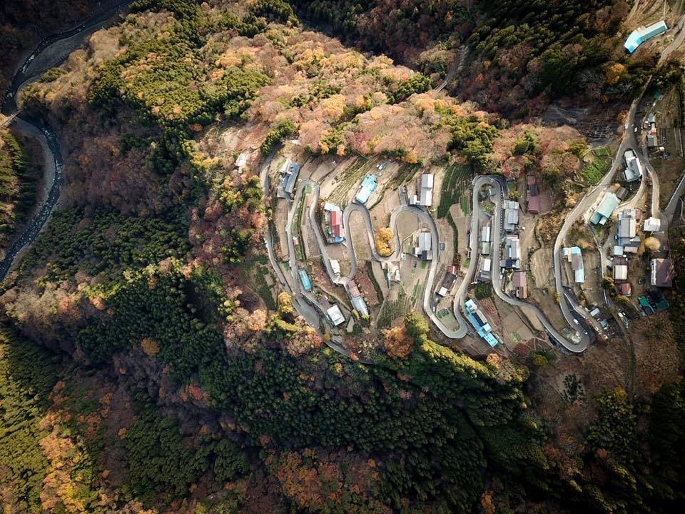 上空から撮影した山あいの風景（ドローン撮影の作例）