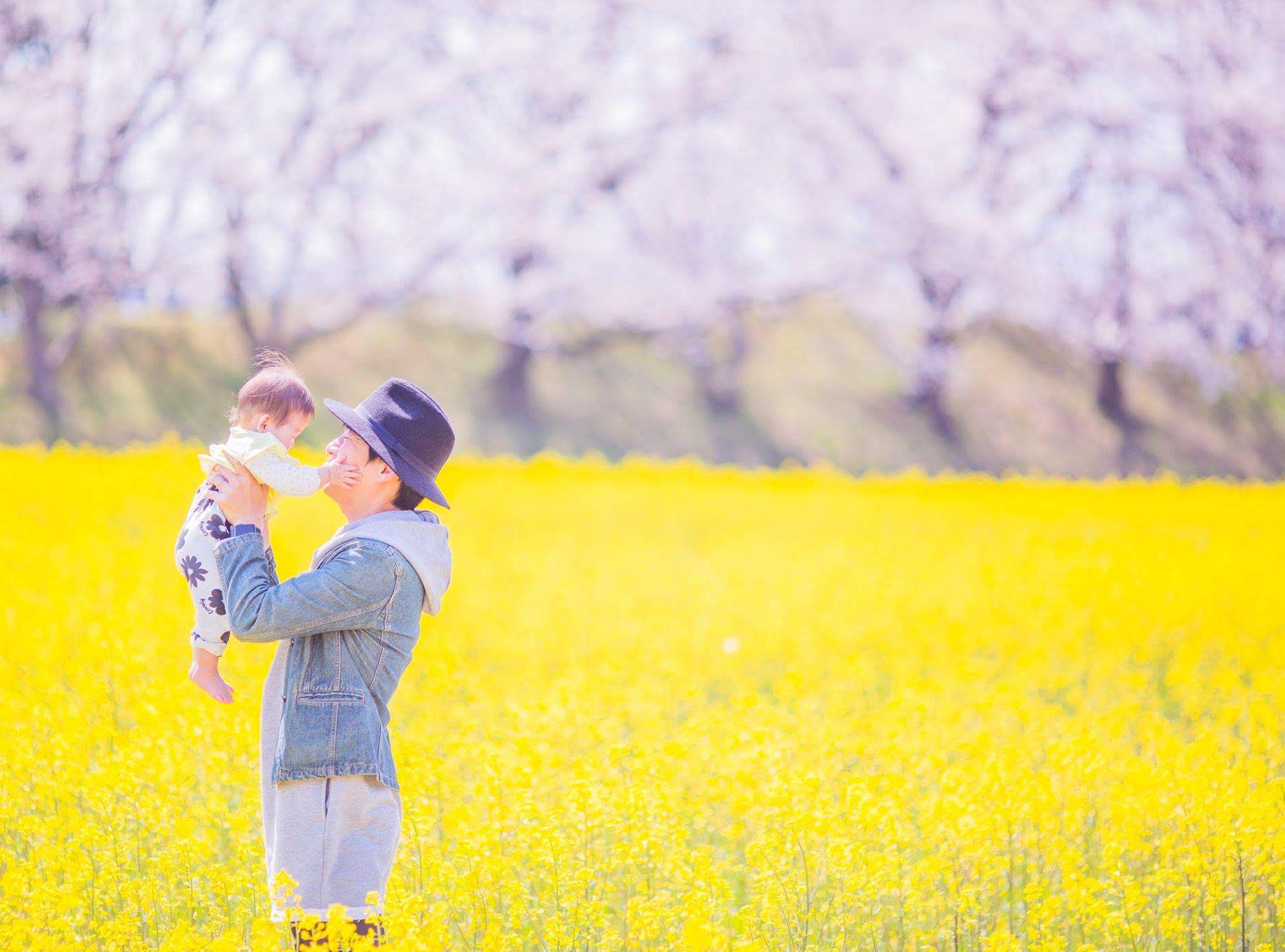 桜と子を抱き上げる親