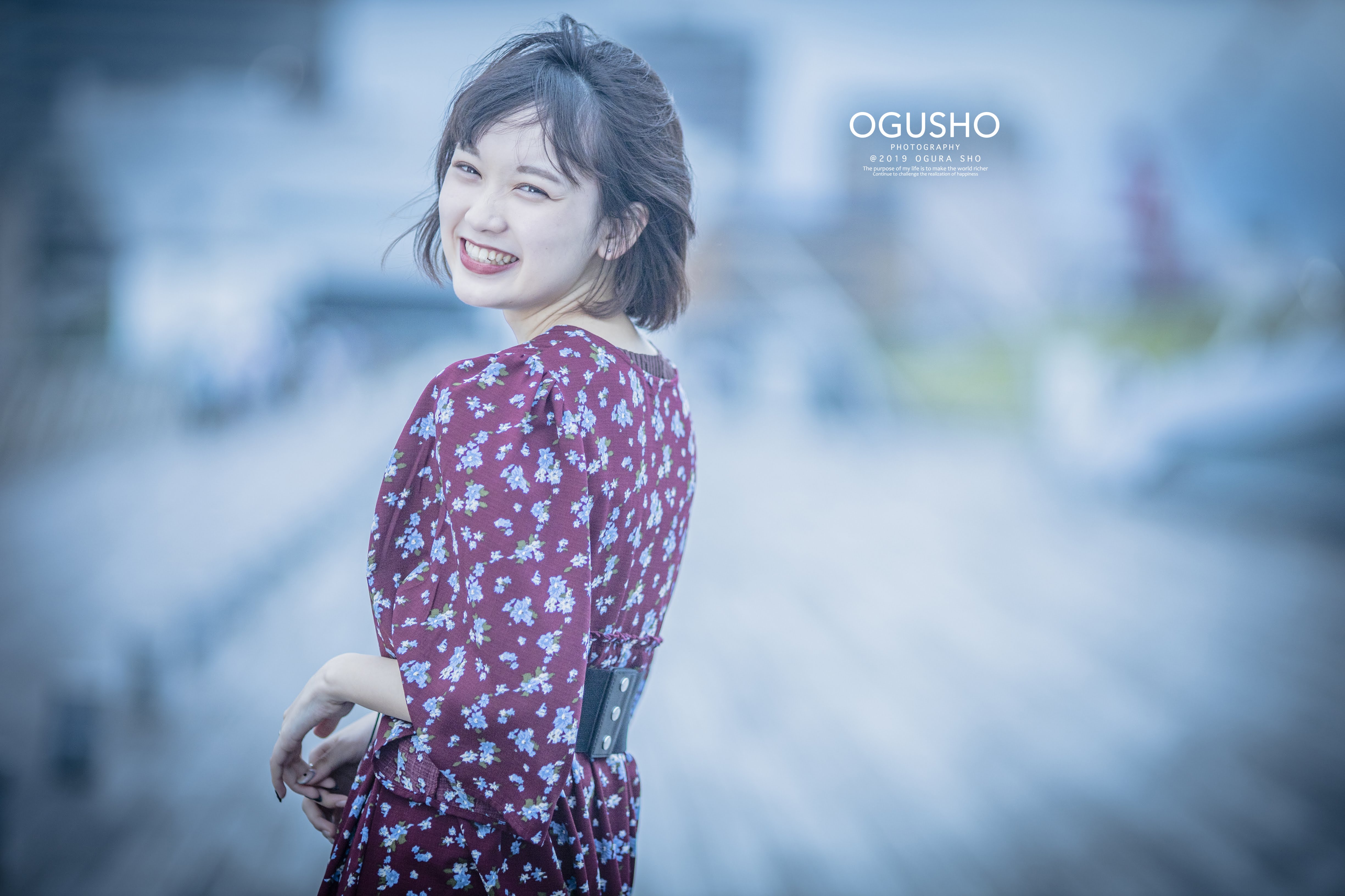 街中のポートレート（花柄）