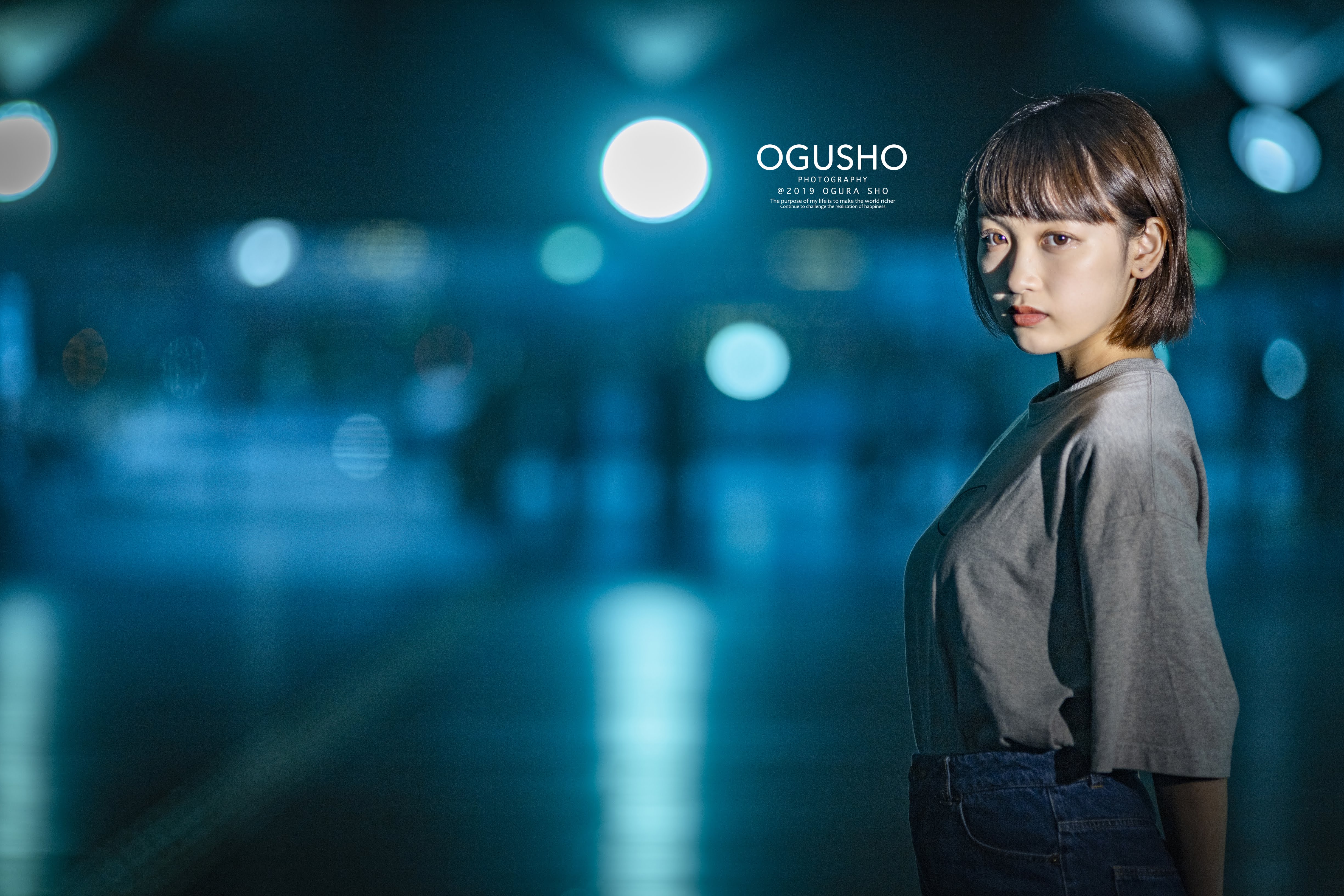 小椋翔さんの作品。夜の街でのポートレート